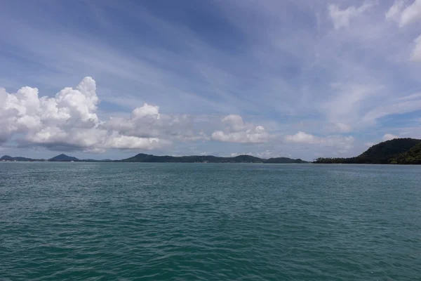 Meerblick bei einer Yachtkreuzfahrt auf Phuket, Thailand — Stockfoto