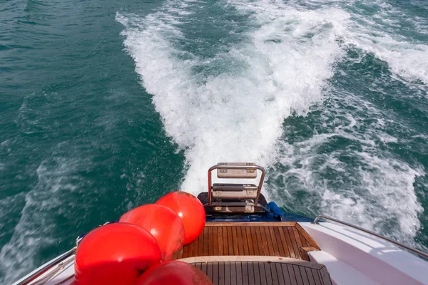 Vue sur la mer en croisière en yacht à Phuket, Thaïlande — Photo