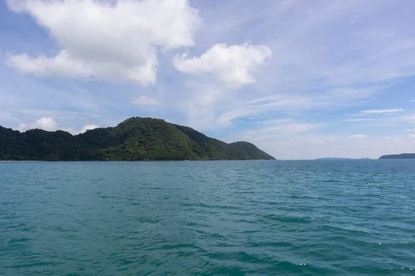 Meer- und Bergblick bei einer Yachtkreuzfahrt auf Phuket, Thailand — Stockfoto
