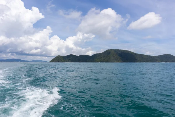 Meerblick bei einer Yachtkreuzfahrt auf Phuket, Thailand — Stockfoto