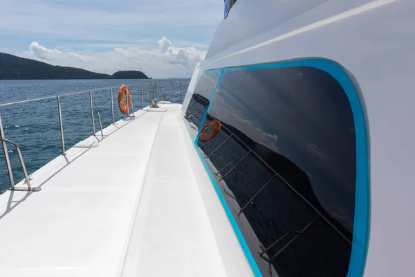 Vue de croisière yacht de luxe à Phuket, Thaïlande — Photo