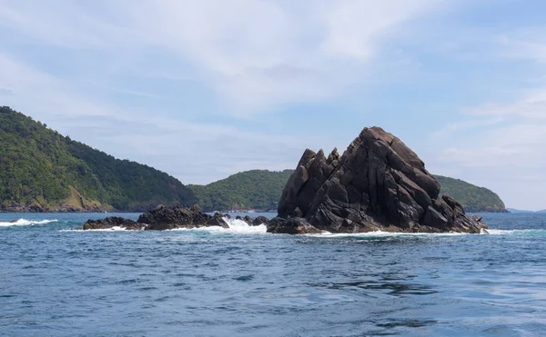 Mountain stone coast and sea view in yacht cruise at Phuket, Thailand — ストック写真