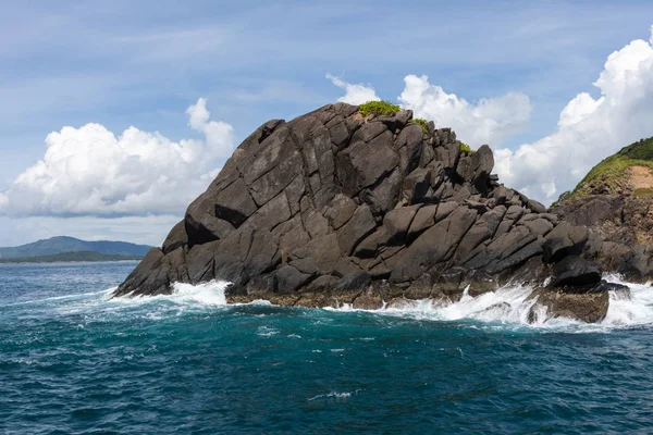 Mountain stone coast and sea view in yacht cruise at Phuket, Thailand — ストック写真