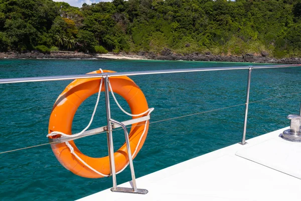 Vue de croisière yacht de luxe à Phuket, Thaïlande — Photo