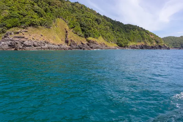 Mountain stone coast and sea view in yacht cruise at Phuket, Thailand — ストック写真