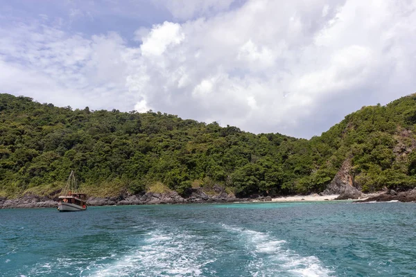 Meerblick am sonnigen Tag von einer Yachtkreuzfahrt auf Phuket, Thailand — Stockfoto