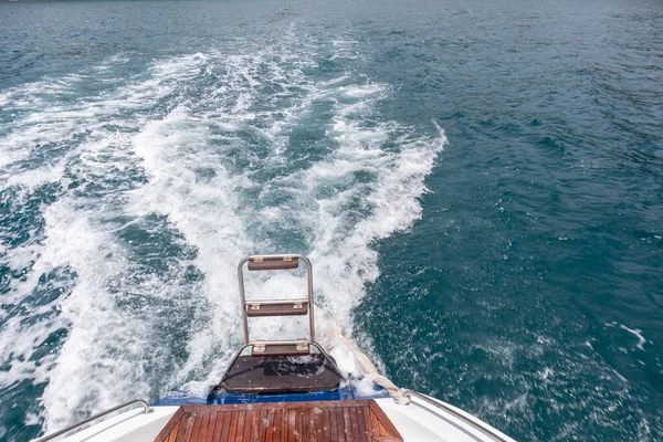 Vue de croisière yacht de luxe à Phuket, Thaïlande — Photo