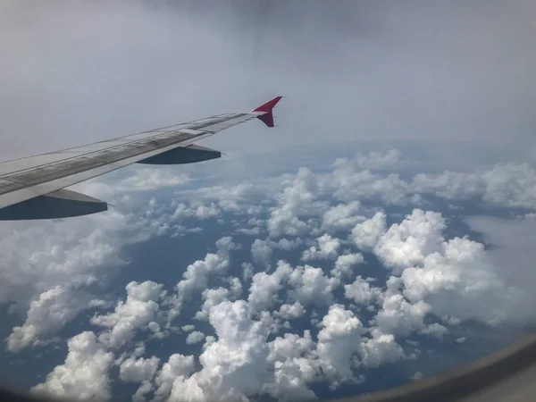 Pohled z okna letadla na křídlo a jasně modrou oblohu — Stock fotografie
