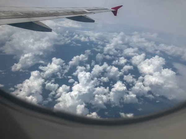 Ventana del avión Vista del ala y cielo azul claro — Foto de Stock
