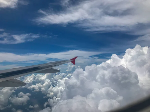 Fenêtre de l'avion Vue de l'aile et ciel bleu clair — Photo