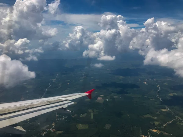Flugzeug Fenster Blick auf Flügel und klaren blauen Himmel — Stockfoto
