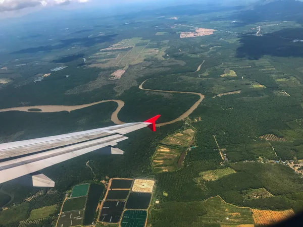 Fenêtre de l'avion Vue de l'aile et ciel bleu clair — Photo