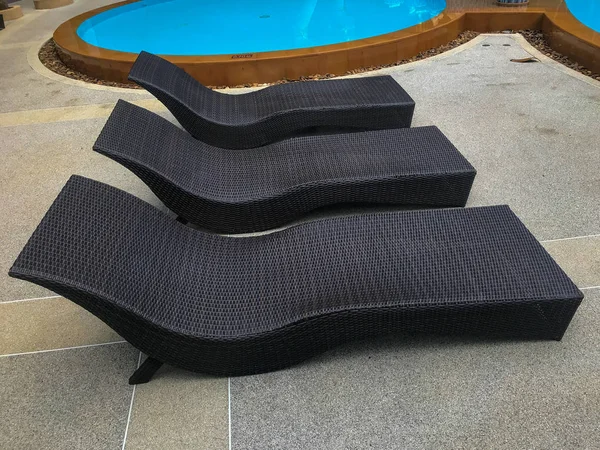 Fila de piscina silla al aire libre del hotel —  Fotos de Stock