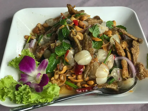 Ensalada de fruta larga picante, estilo tailandés en el plato —  Fotos de Stock