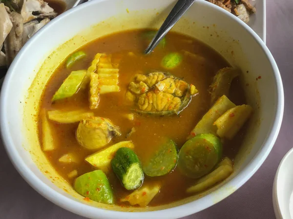 Close-up van zure curry met plantaardige melet, Thaise stijl — Stockfoto
