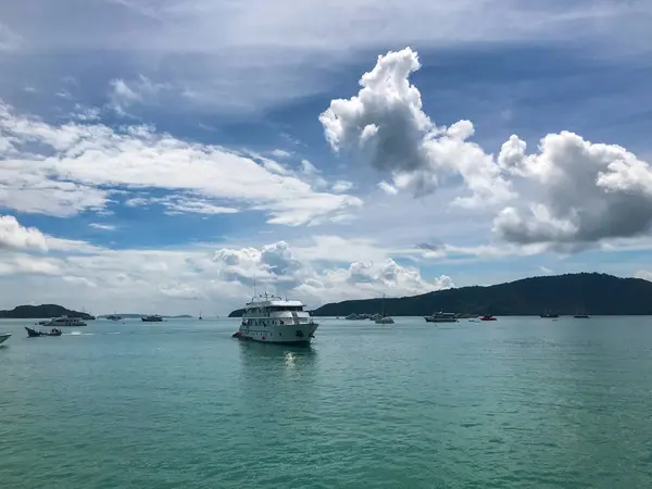 Yacht cruise club molo nella giornata di sole a Phuket, Thailandia — Foto Stock