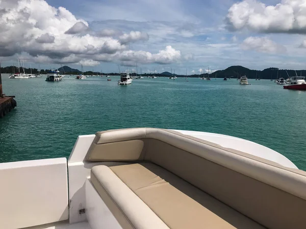 Yacht cruise club pier sur une journée ensoleillée à Phuket, Thaïlande — Photo