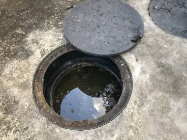 Modern evin tuvaletindeki plastik çukur gideri.