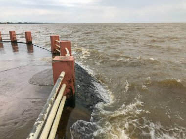 Phatthalung, Tayland 'da deniz kenarında bulutlu beton çit ve yol