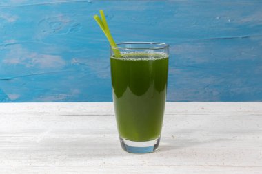 Taze yeşil kereviz suyunu cama yakın tut.