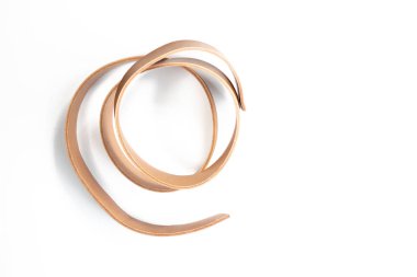 Beyaz arkaplanda deri kemerin çalışma süreci