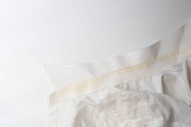 Beyaz yakalı gömleğindeki sarı leke