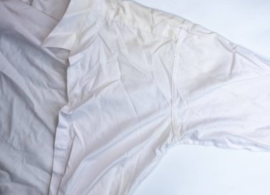 Beyaz koltukaltı tişörtünde sarı kirli ter lekesi