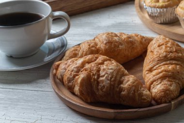 Tam buğday kruvasan ve bir fincan kahve.