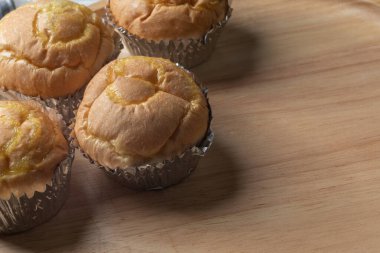 Tahta tabakta doğranmış domuz çöreğini yakın.