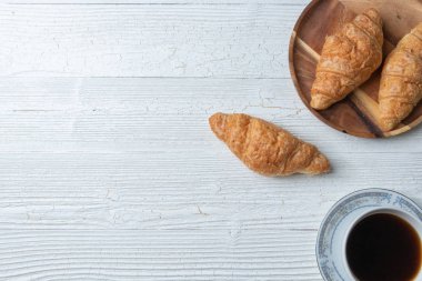 Tam buğday kruvasan ve bir fincan kahve.