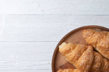 Tahta tabakta kepekli kruvasan yakın.