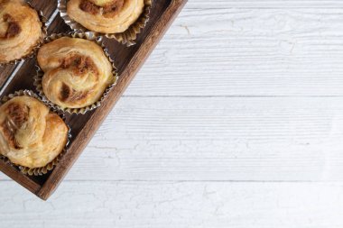 Tahta tabakta doğranmış domuz çöreğini yakın.