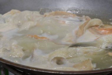 Sıcak tavada haşlanmış somon göbeği.