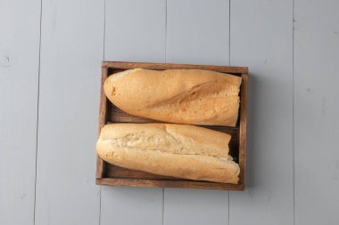 ahşap tahtanın üzerinde çeşitli fırın ve ekmek yatakları