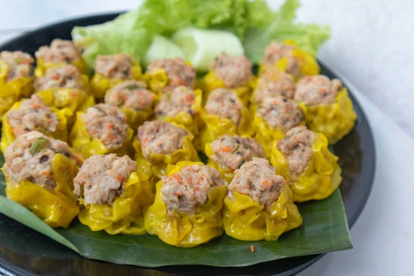 Dim sum ou bolinhos de carne de porco picada cozidos no vapor em Phatthalung, Tailândia — Fotografia de Stock