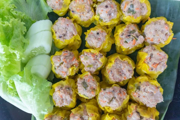 Dim sum o albóndigas de cerdo picadas al vapor en Phatthalung, Tailandia —  Fotos de Stock