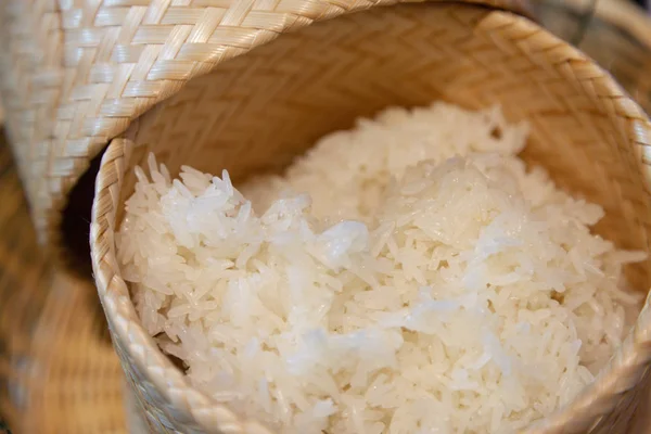 Caja de bambú de madera con delicioso arroz pegajoso tailandés — Foto de Stock