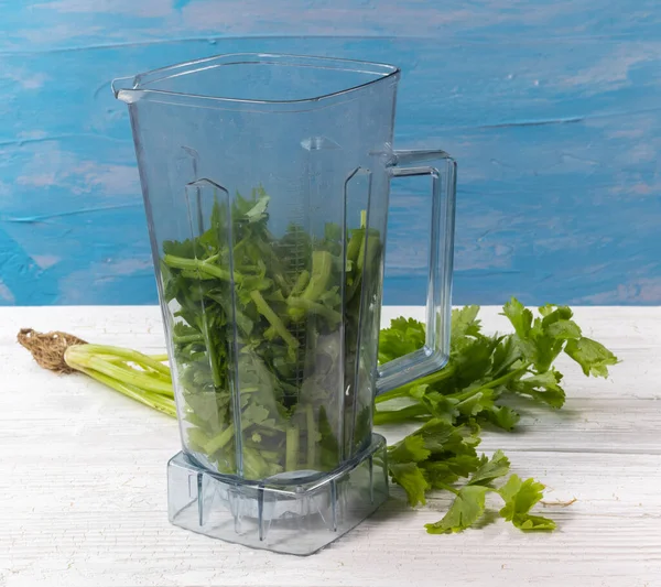 Seledri hijau segar dalam blender untuk memasak smoothie detox sehat — Stok Foto