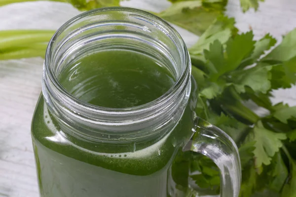 Primo piano di succo di sedano verde fresco su vetro — Foto Stock