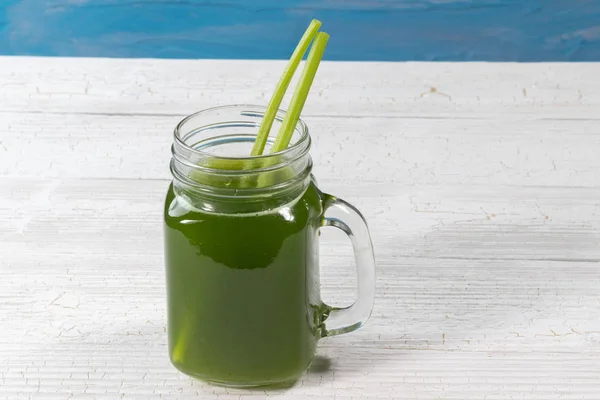 Nahaufnahme von frischem grünen Selleriesaft auf Glas — Stockfoto