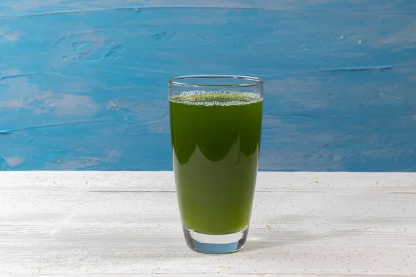 Menutup jus seledri hijau segar pada kaca — Stok Foto