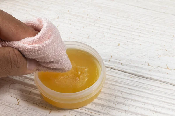 siyah deri kemer ve vizon yağı bakım ürünleri için