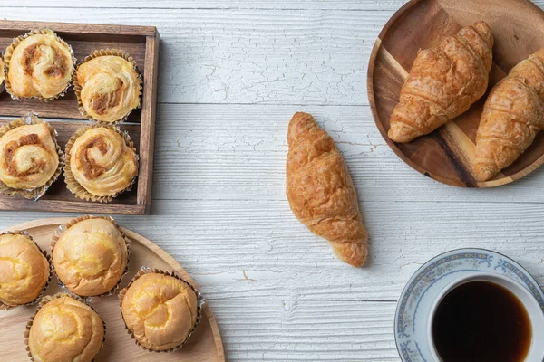 Croissant de trigo integral y taza de café — Foto de Stock