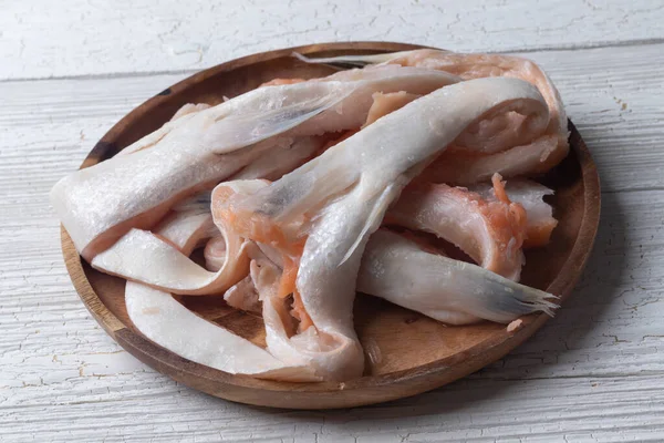 Vientre de salmón congelado en placa de madera —  Fotos de Stock