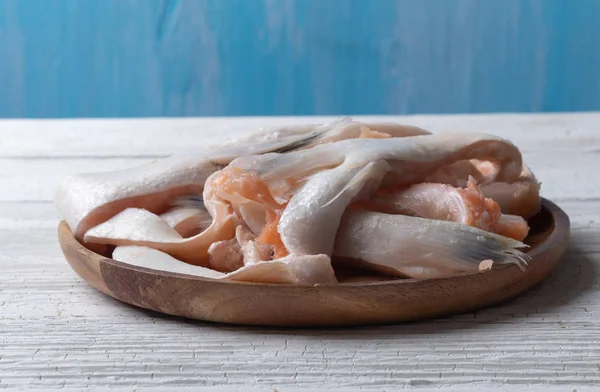 Vientre de salmón congelado en placa de madera —  Fotos de Stock