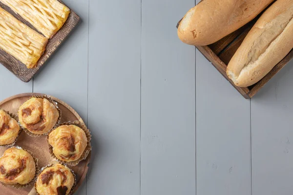 Disposición plana de variedad de panadería y cerdo rallado danés en tablero de madera — Foto de Stock