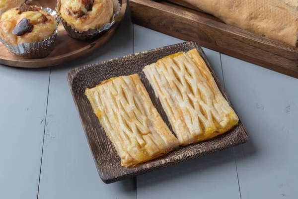 Primer plano de panadería y pastel de piña en tablero de madera — Foto de Stock