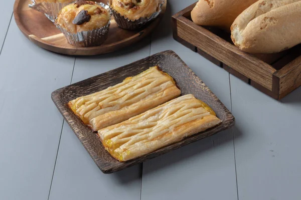 Primer plano de panadería y pastel de piña en tablero de madera — Foto de Stock