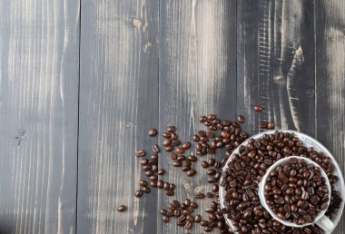 Bir fincan sıcak kahve ve kahve çekirdeği.