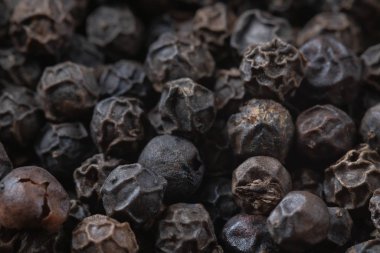 Karabiber tanelerini kapatın.